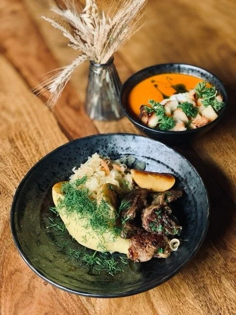 Danie obiadowe i miska zupy sfotografowane w restauracji.
